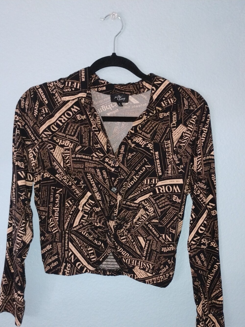 Stylish Knot-Front Newspaper Print Blouse - Black/Tan